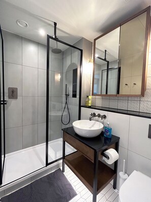Shower, hair dryer, towels, soap - Luxury Designer 2Bed 2Bath Flat by Tower Bridge (London)