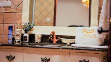 Luxury-Suite, Gartenblick | Badezimmer