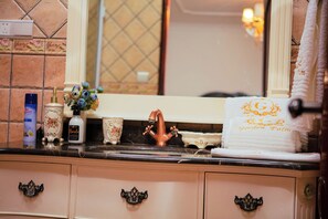 Luxury-Suite, Gartenblick | Badezimmer | Haartrockner, Handtücher, Seife, Shampoo
