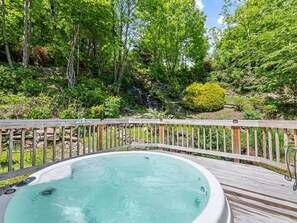 Outdoor spa tub - Casa Sarita | Hot Tub • Firepit • Waterfall (Maggie Valley)