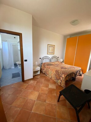 1 bedroom, internet, bed sheets