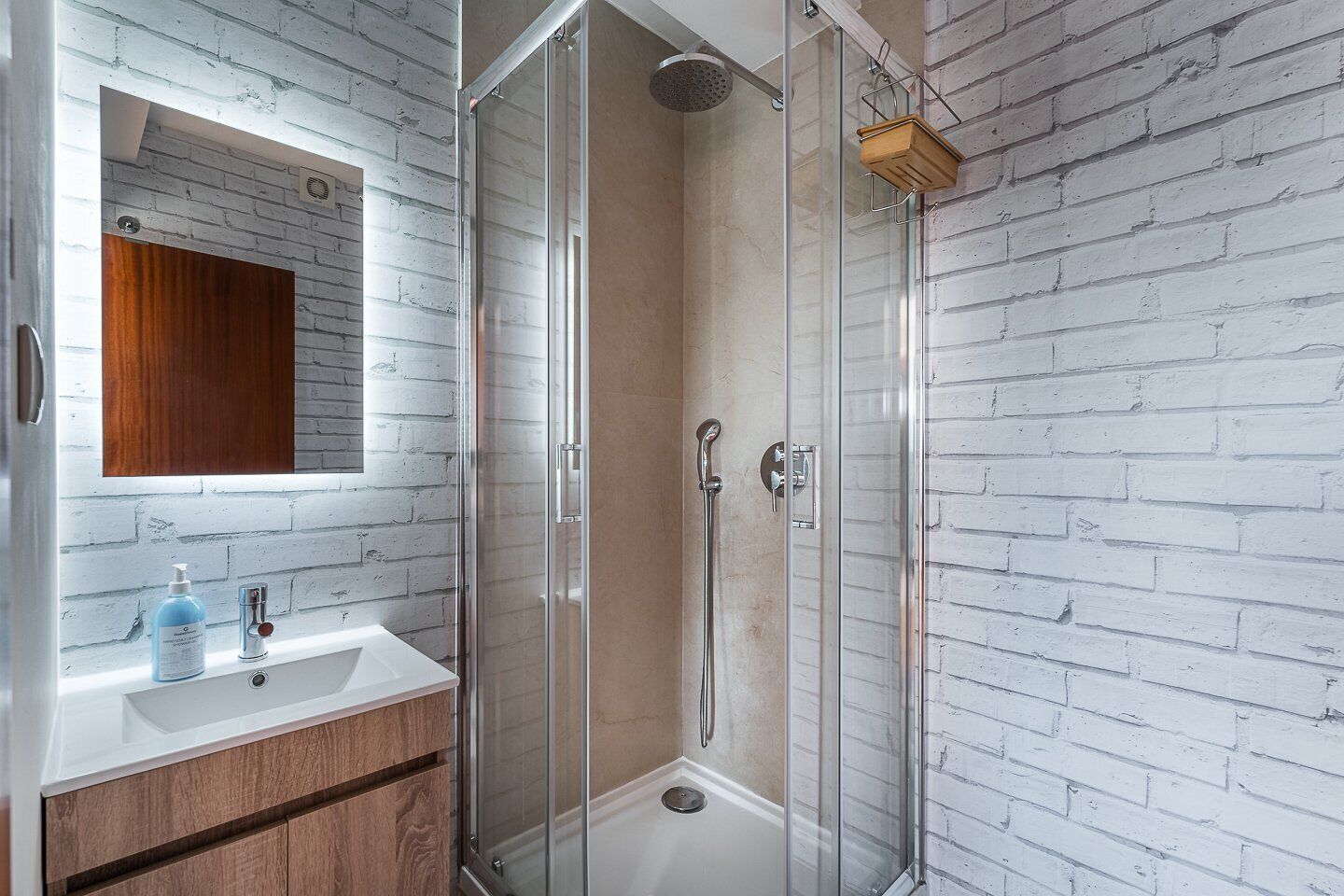 Standard Twin Room | Badkamer | Een douche, een haardroger, handdoeken, zeep
