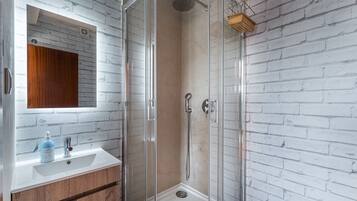 Standard Twin Room | Badkamer | Een douche, een haardroger, handdoeken, zeep