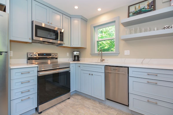 Fridge, microwave, stovetop, dishwasher