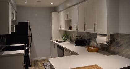 Bright, Cozy Apartment on Danforth Village.