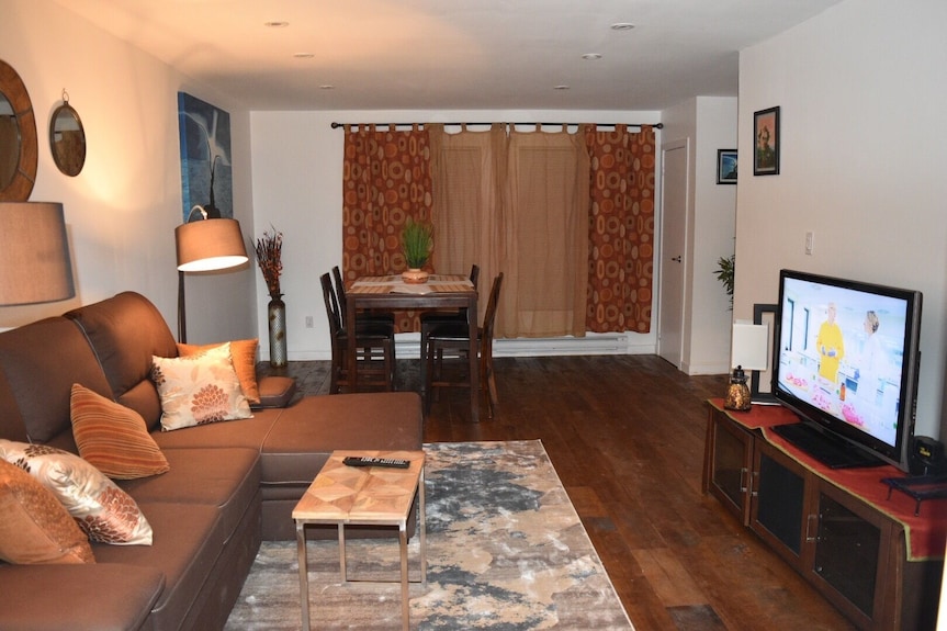 Bright, Cozy Apartment On Danforth Village. - Mississauga