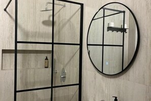 Dusche, Haartrockner, Bidet, Handtücher