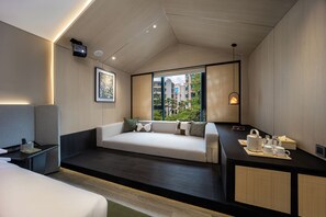 Chambre Double Familiale, 1 grand lit et 1 canapé-lit, vue ville