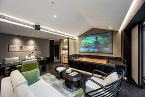 Suite Superior, pemandangan kota | Seprai premium, isi minibar gratis, tirai kedap cahaya, dan Wi-Fi gratis