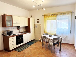 Forn, placa de cuina i tovallons de paper 