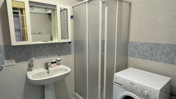 Haartrockner, Bidet, HandtĂŒcher, Seife