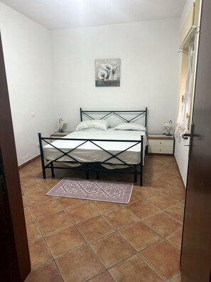 1 bedroom, bed sheets