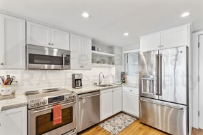 Apartamento, 3 habitaciones | Cocina privada | Frigorífico, horno y cafetera o tetera