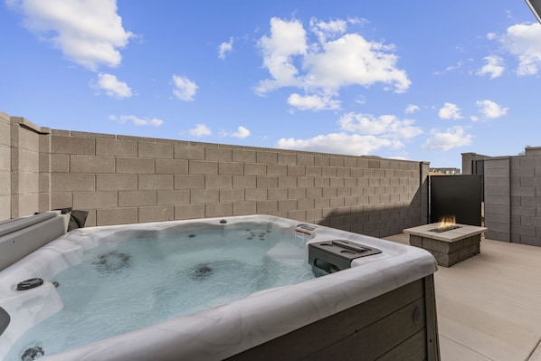 Maison mitoyenne, 4 chambres | Bain à remous extérieur