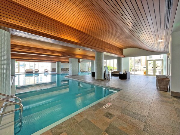 Una piscina cubierta, una piscina climatizada