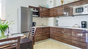 Apartment (87) | Private kitchen | Fridge, stovetop, electric kettle, cookware/dishes/utensils