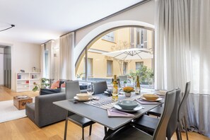 Dining - Elegant & Quiet 200 sqm | Terrace | Private Jacuzzi | City center (Torino)