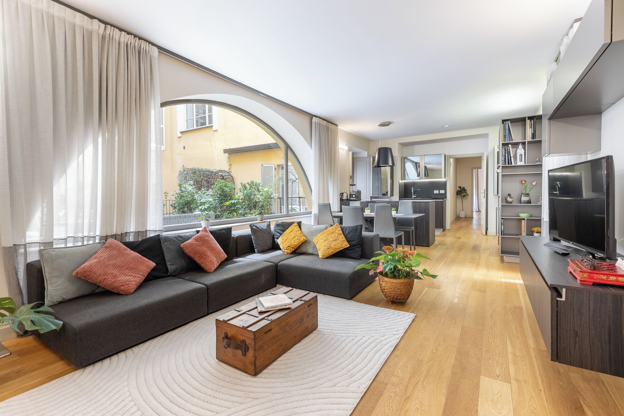 Elegant & Quiet 200 Sqm | Terrace | Private Jacuzzi | City Center - Turin