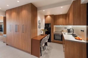 Fridge, microwave, oven, stovetop - Voula Urban Escape, Bill & John Villas (Vari - Voula - Vouliagmeni)