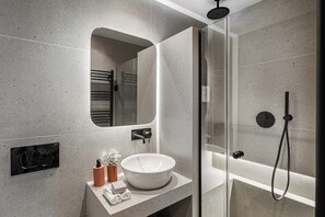 Shower, hair dryer, towels - Voula Urban Escape, Bill & John Villas (Vari - Voula - Vouliagmeni)