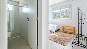 Un baño con cabina de ducha de vidrio y un inodoro.