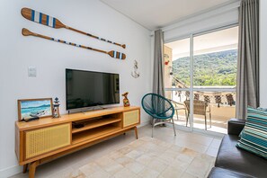 Basic Apartment | Living area | TV - Apto C/churraq a 400m da Praia nos Ingleses Mdr102 (Florianópolis)