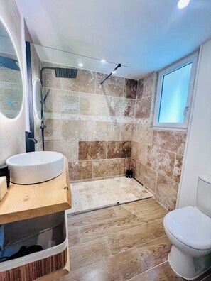 Douche, articles de toilette (gratuits), séchoir à cheveux