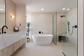 Een douche, een haardroger, handdoeken, shampoo