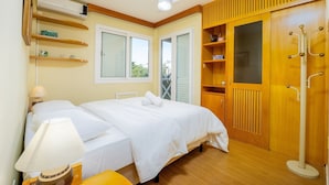 A hotel room with a bed, a ceiling fan, a wardrobe, and a window with a view. - Apt With Grill 300m From the Beach Mdo201 (Florianópolis)