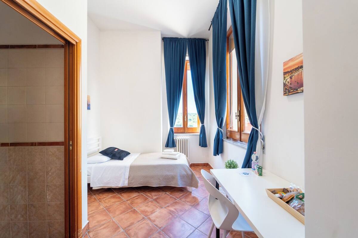 Habitació individual, vistes a la ciutat | Escriptori, espai de treball apte per a portàtils i cortines opaques