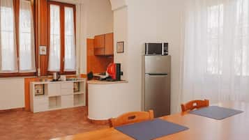 Réfrigérateur, micro-ondes, plaque de cuisson, machine à expresso