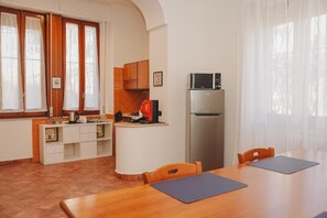 Frigorifero, microonde, piano cottura, macchina per caffè espresso