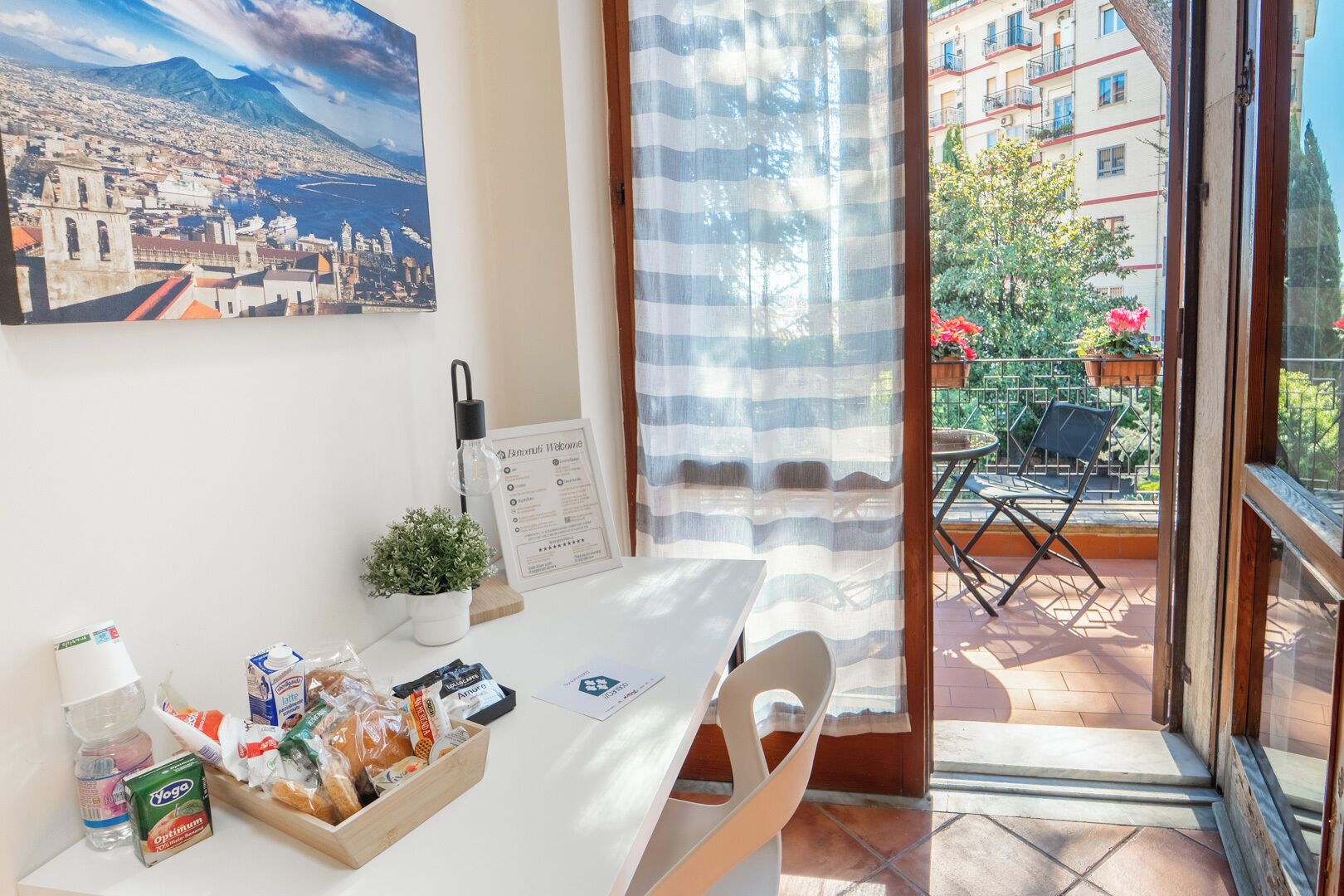 Habitación familiar, vista al jardín | Escritorio, espacio para trabajar con laptop y cortinas blackout 