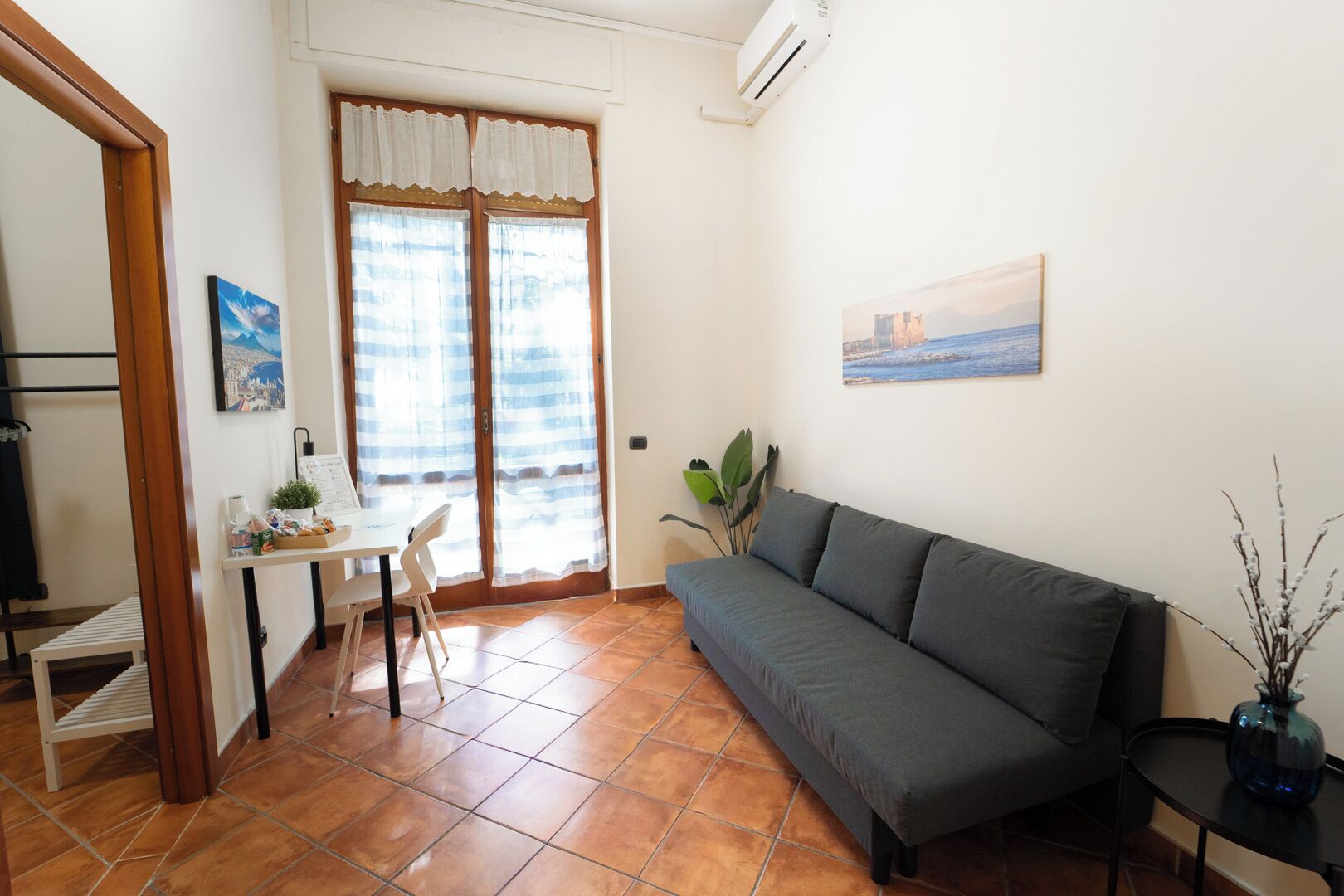 Bureau, espace de travail pour ordinateur portable, rideaux occultants