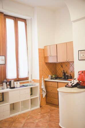 Frigorifero, microonde, piano cottura, macchina per caffè espresso