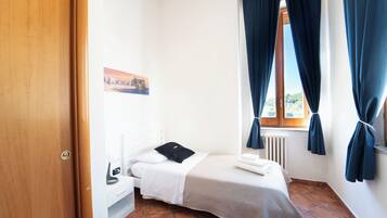 Escritorio, espacio para trabajar con laptop y cortinas blackout