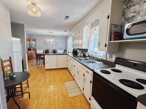 ثلاجة، ميكروويف، فرن، موقد طهي مسطح