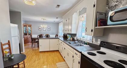 Cozy & Colorful 3BR Cottage near I-95, Kings Dominion, Richmond, Family Friendly