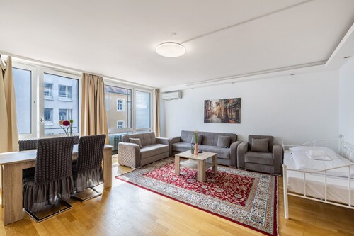 Aldars Urban Suite No.6 mit Balkon, WLAN und Klimaanlage