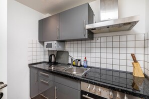 Fridge, microwave, oven, stovetop - Apartment 'Aldars 6' with Balcony, Wi-Fi and Air Conditioning (München)