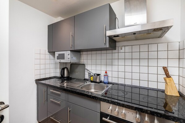 Geladeira, micro-ondas, fogão, cooktop