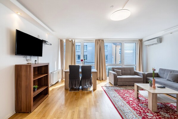 TV - Apartment 'Aldars 6' with Balcony, Wi-Fi and Air Conditioning (München)