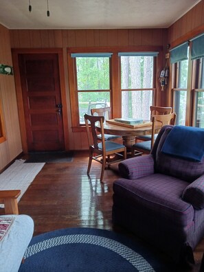 TV - Peaceful 2-bedroom cabin in Elcho on Lower Post Lake. (Elcho)