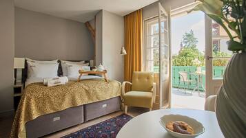 Deluxe Studio, 1 Queen Bed, Balcony | Premium bedding, individually decorated, individually furnished