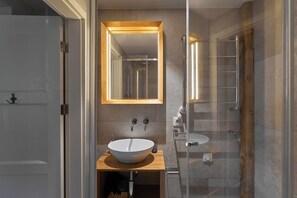 Apartemen Deluks, 1 kamar tidur, dapur kecil | Kamar mandi | Shower, pancuran hujan, perlengkapan mandi gratis, dan pengering rambut