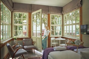 Deluxe Studio, 1 Queen Bed, Terrace | Premium bedding, individually decorated, individually furnished