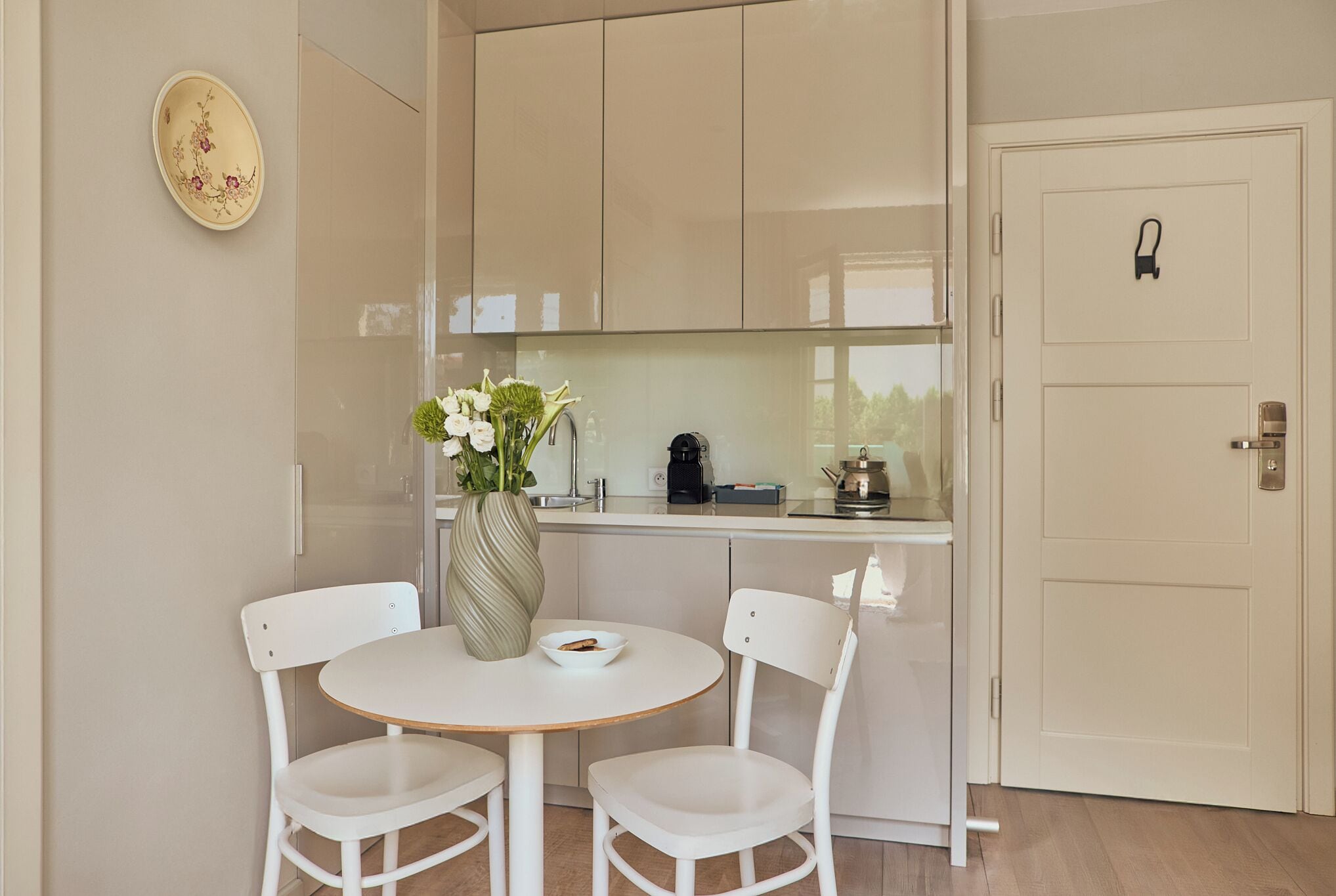 Deluxe Studio, 1 Queen Bed, Balcony | Private kitchenette | Fridge, stovetop, dishwasher, coffee/tea maker