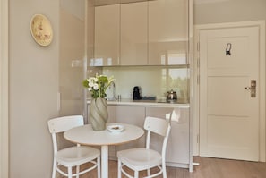 Estudio Deluxe, 1 cama Queen size, balcón | Cocineta privada | Refrigerador, parrilla de estufa, lavavajillas y cafetera y tetera 