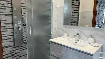 Dortoir Partagé, 1 chambre, accessible aux personnes à mobilité réduite, patio | Salle de bain