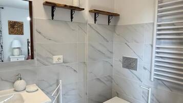 Chambre, 1 chambre, accessible aux personnes à mobilité réduite, balcon | Salle de bain